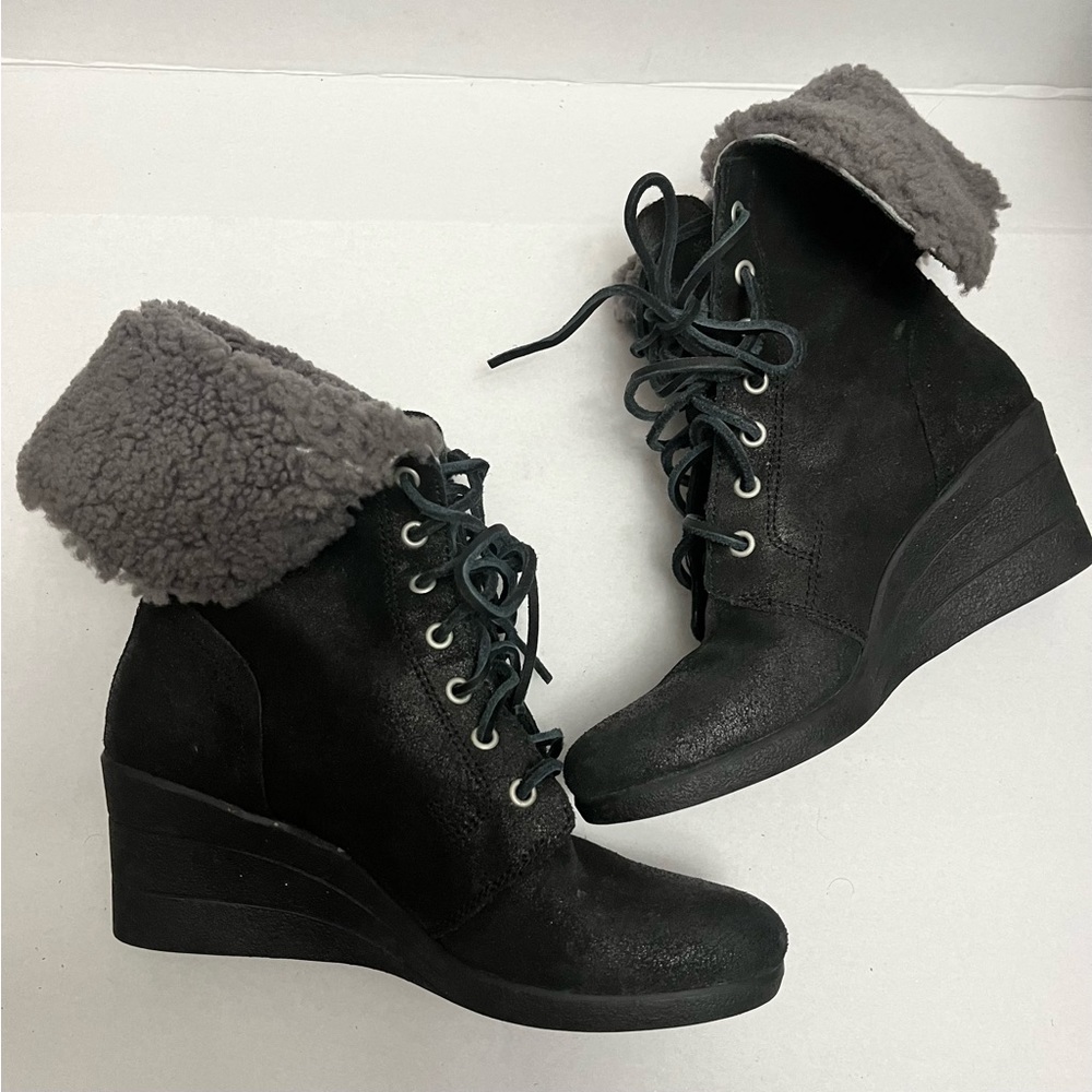 Sz 6 UGG AUSTRALIA ZEA WOMENS BOOTS WEDGES GENUINE SHEARLING LINED